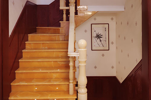 齐干却勒街道中式别墅室内汉白玉石楼梯的定制安装装饰效果